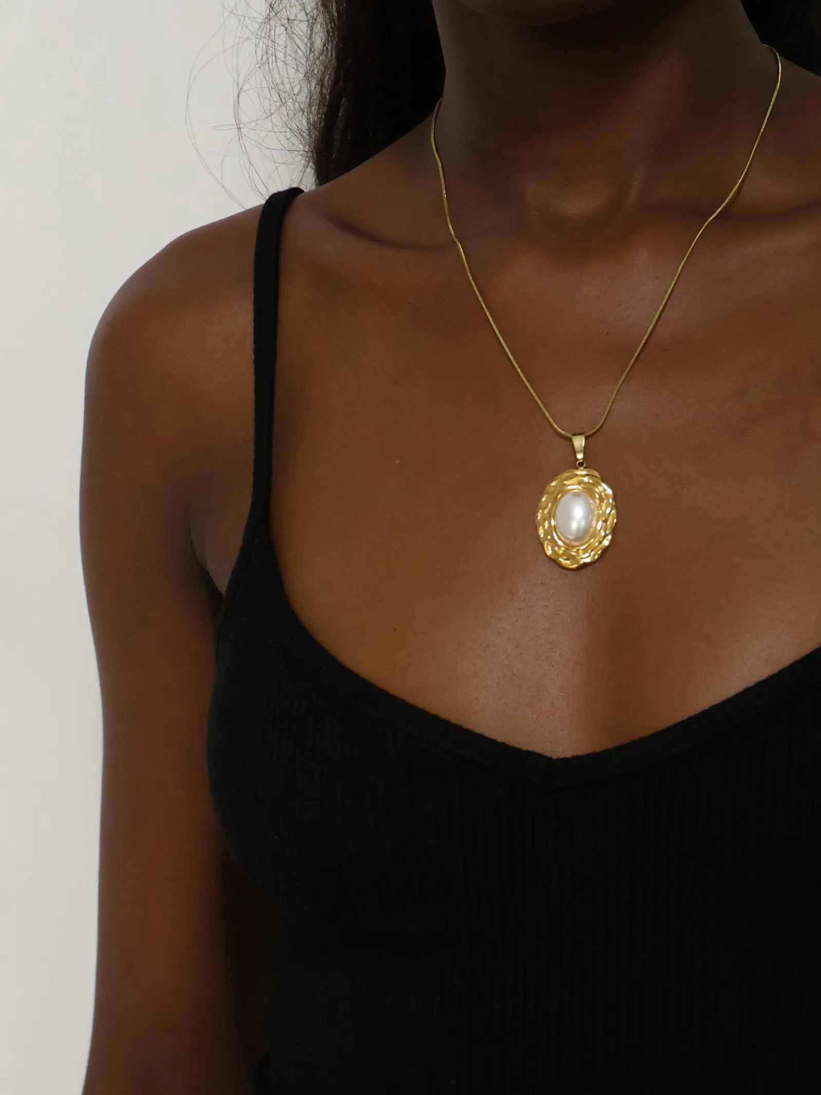 Cael Necklace Model